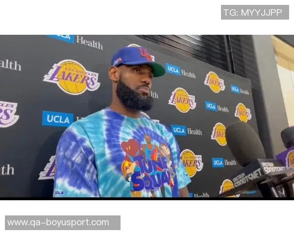 詹姆斯专注精神引领球队AD称其对教练和队友要求严格 詹姆斯专注精神引领球队AD称其对教练和队友要求严格